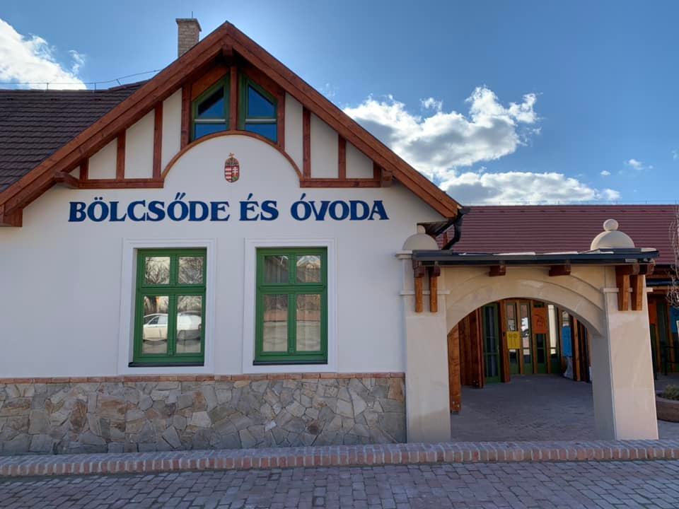 Óvoda boltíves kapu